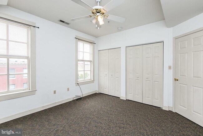 Building Photo - 828 S Charles St