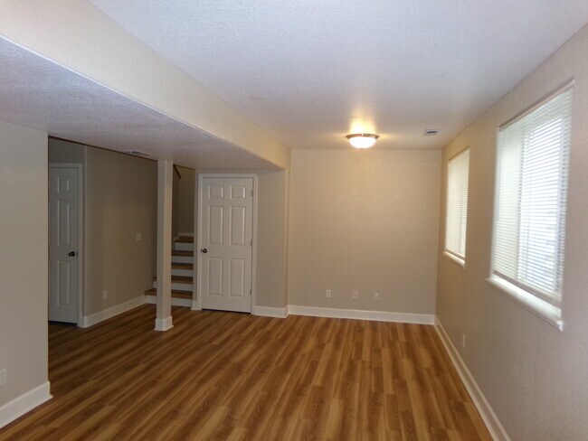 Building Photo - 844 Apex Dr