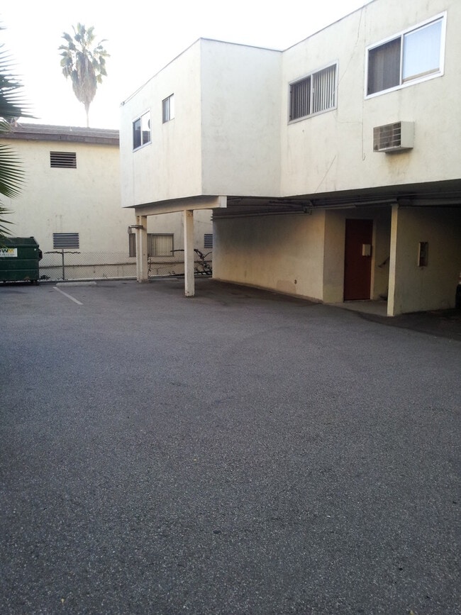 Building Photo - 220 W Spazier Ave