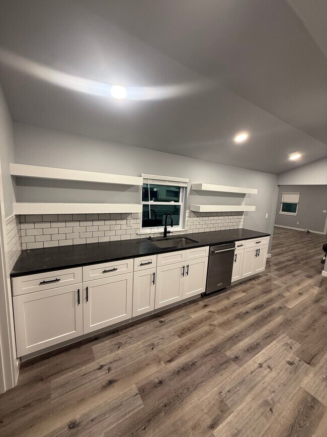 Building Photo - 5090 E Huntsville Rd