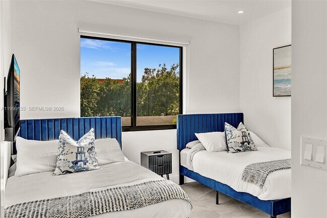 Building Photo - 2100 Miami Rd