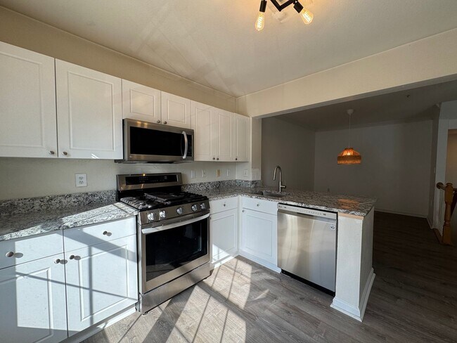 Building Photo - Spacious 3 Bed 3 Bath Condo With Balcony I...