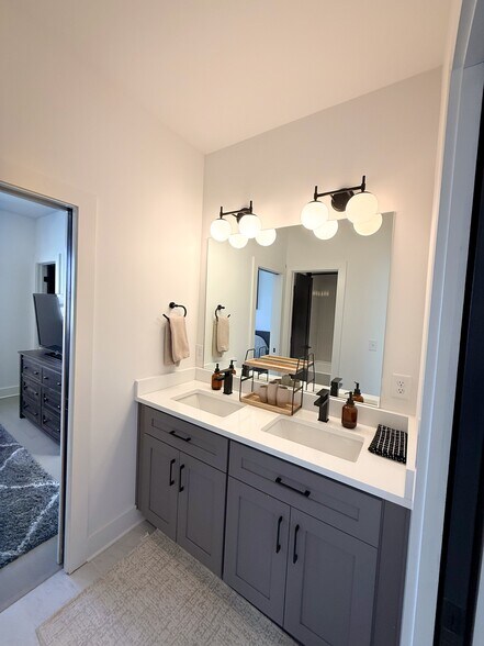 Building Photo - 2010 14th Ave N