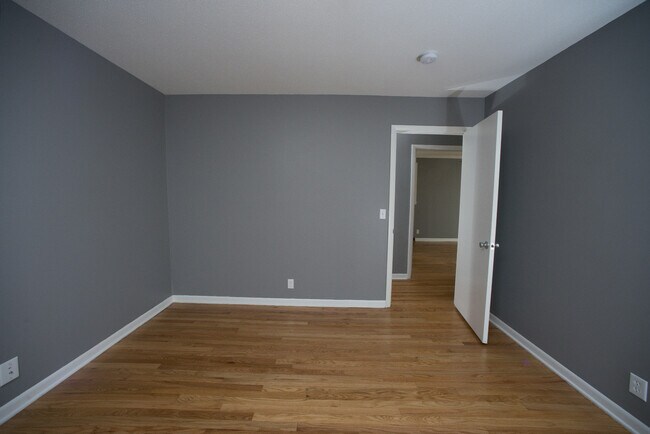 Building Photo - Beautiful Three Bedroom Home! AVAILABLE 8/...