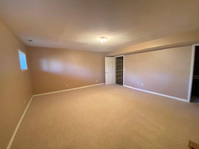 Building Photo - 4 bedroom 3.5 bath house