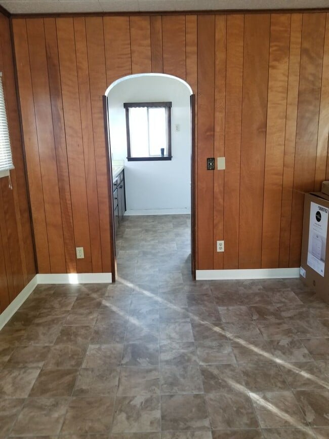 Building Photo - Large 3 br near YVCC