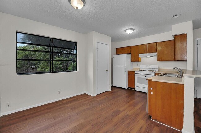 Building Photo - 500 Algerita Dr