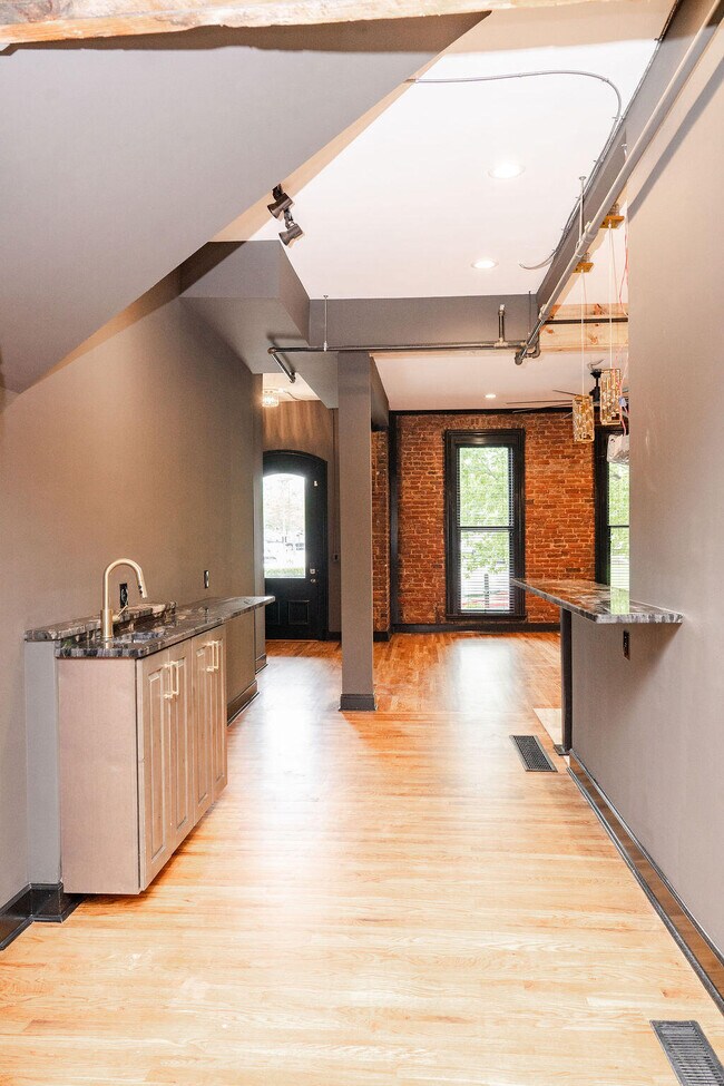 Building Photo - 275 S Limestone