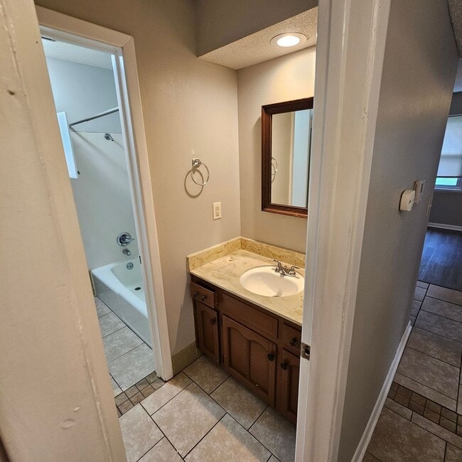 Building Photo - Cozy 2/1 with a Garage in Raytown!
