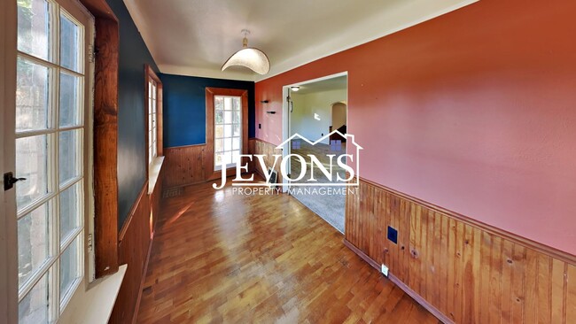 Building Photo - $895 Rent Credit - Charming 3-bedroom home with washer and dryer, an equipped kitchen, and nearby...