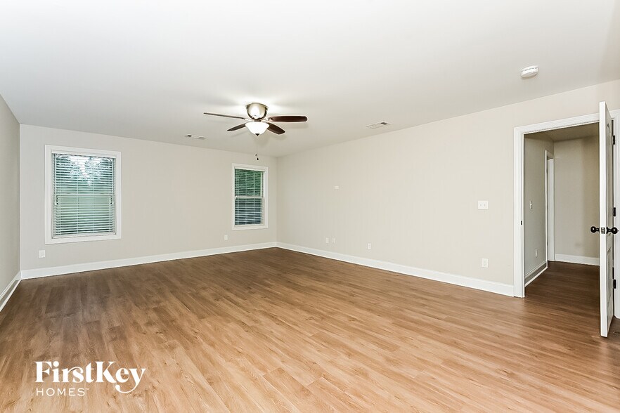 Building Photo - 252 Hedgewood Dr