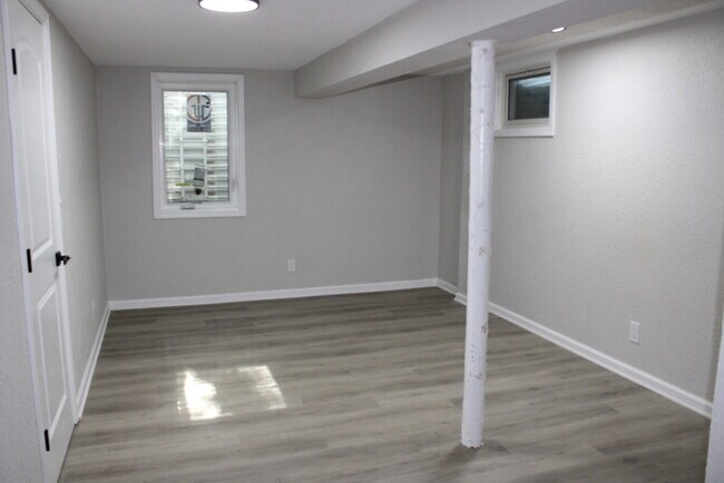 Building Photo - Spacious and beautiful 5 bedrooms and 2 full baths home located on E 47th St in Kansas City, MO