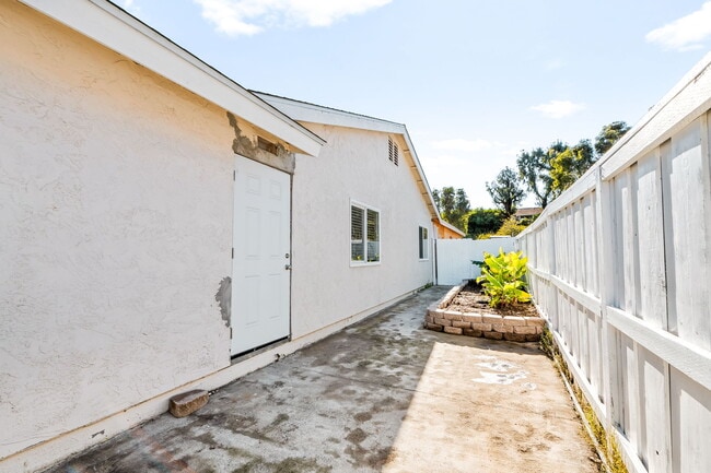 Building Photo - 2039 Village Wood Rd