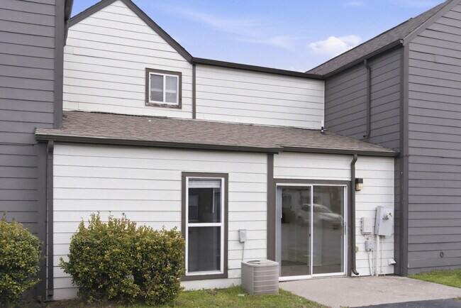 Building Photo - 1447 E Oakwood Ln
