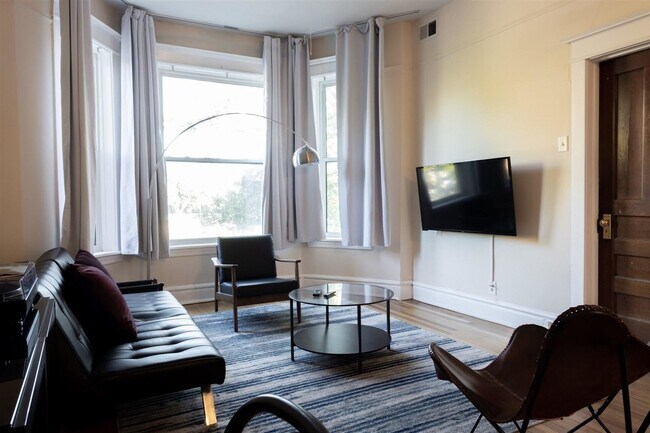 Building Photo - 1542 N Oakley Blvd