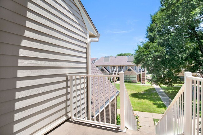 Building Photo - One Bedroom Condo with Loft, One-car Garag...