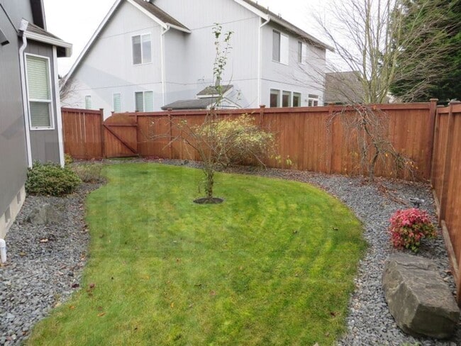 Building Photo - Gorgeous 4 bedroom House in a highly desir...