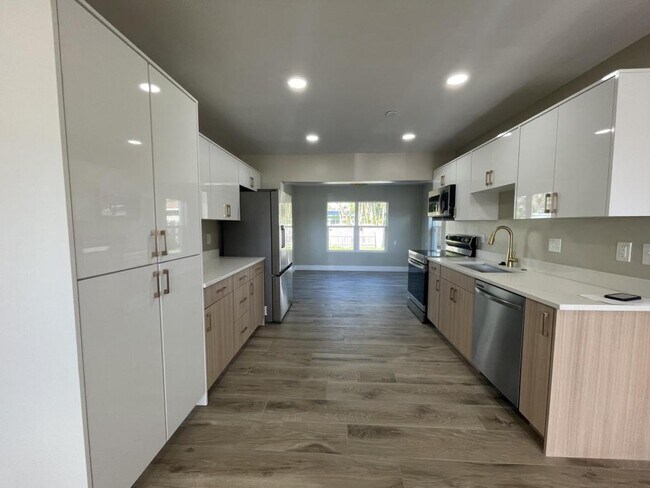 Building Photo - 928 Lantana Ave