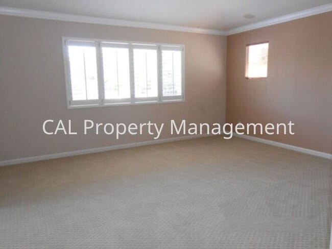 Building Photo - 3 Bedroom with loft near Alvarez High School