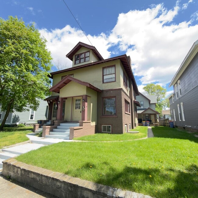 Building Photo - 4 Bedroom Duplex - Belknap Hill Area!