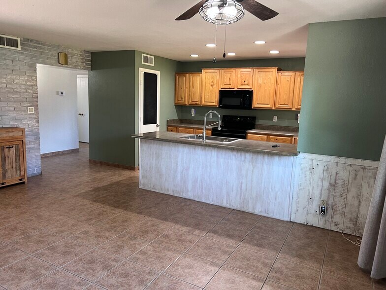 Building Photo - 3015 E Desert Cove Ave