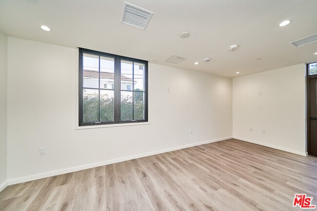 Building Photo - 951 S Wilton Pl