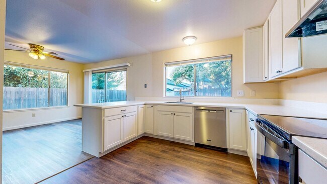 Building Photo - Bright 4 Bedroom 2 Full Bathroom Home with 2 Car Garage!