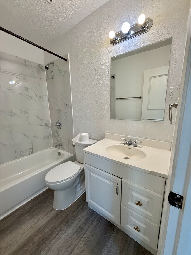 Building Photo - "Charming 3-Bed Oasis with 2 Full Baths in Garland – 1160 Sq Ft of Comfort at 1617 Meadowbrook!"