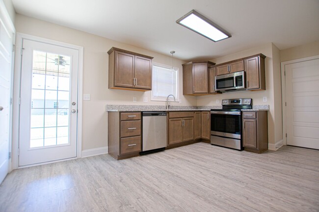 Building Photo - Pet Friendly Three Bedroom!