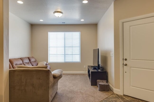 Building Photo - Spacious 3 Bedroom Home