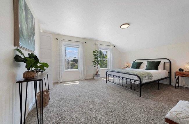 Building Photo - 532 W 5th Ave