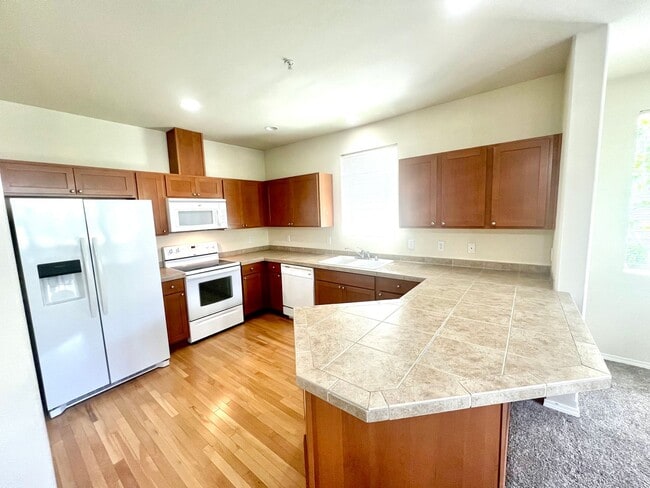 Building Photo - Spacious Condo Available Now!