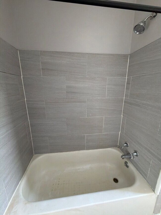 Building Photo - 2 Bedrooms Plus den Home