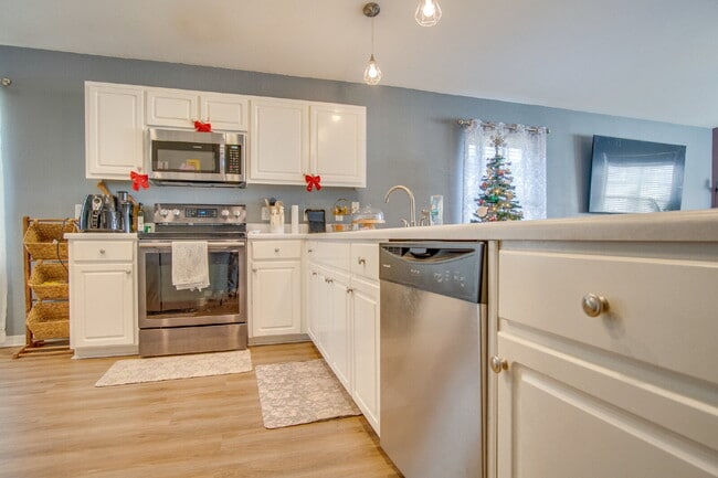 Building Photo - Move-in Special- $250 off the first month's rent.- Spacious 3 Bedroom Home Minutes from Downtown ...