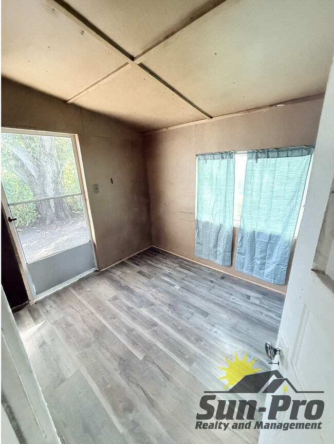 Building Photo - 136 W Pine Bluff St