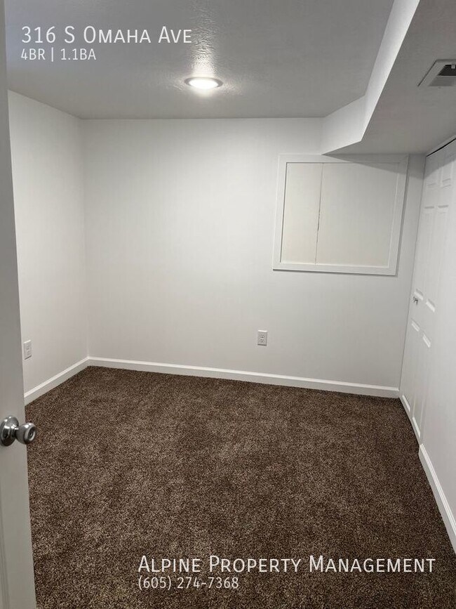 Building Photo - 4 Bed/1.5 Bath with Triple Stall Garage!