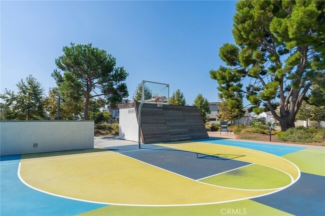 Building Photo - 102 Spectacle