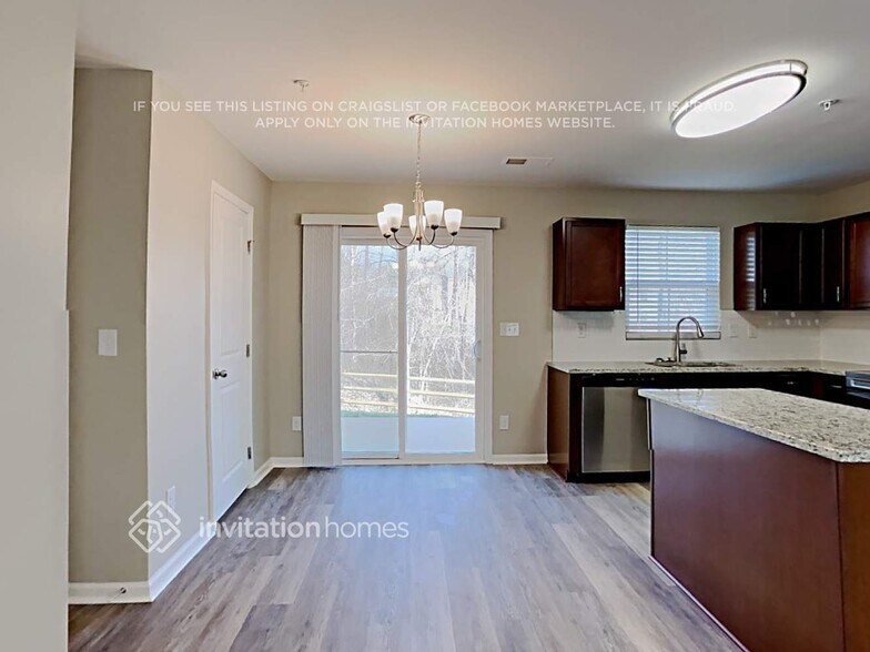 Building Photo - 2401 Everton Cir SE