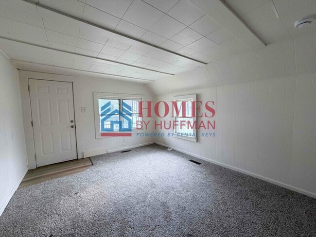 Building Photo - Two Bedroom House | Large Lot | Detached Garage