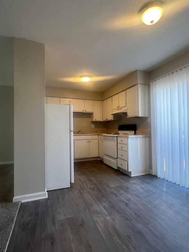 Building Photo - 1 bedroom/ 1 bathroom condo for ONLY $1150...