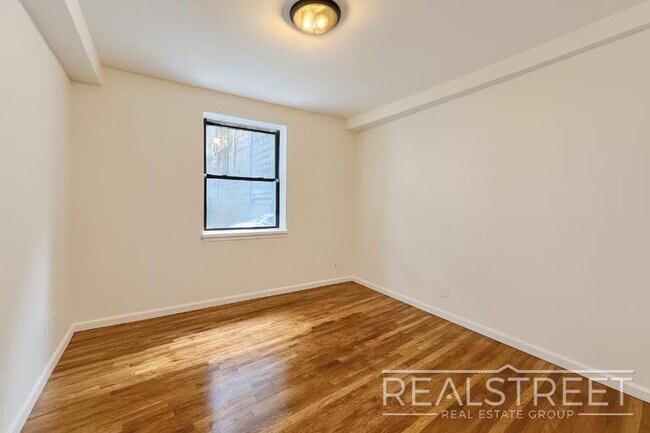Building Photo - Spacious 2 Bedroom in Williamsburg!