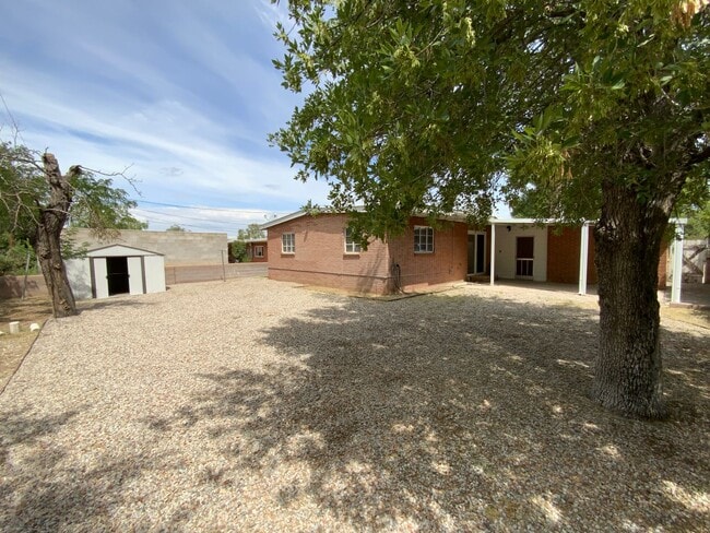 Building Photo - 3 Bedroom Single Story Available Near Coma...