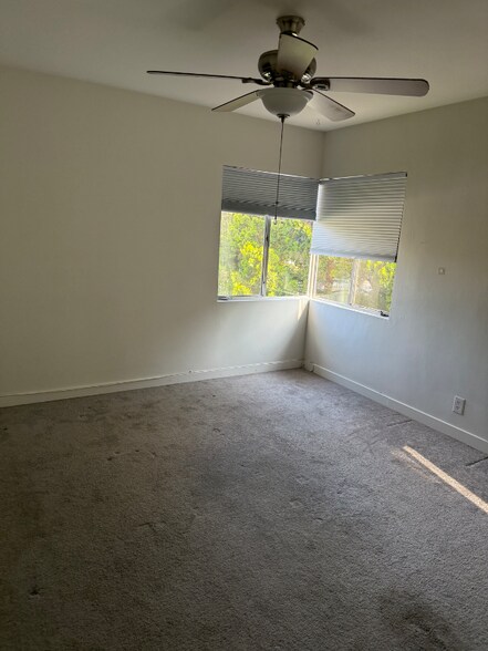Building Photo - 2140 Beachwood Dr