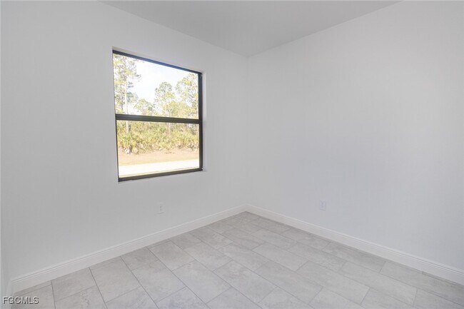 Building Photo - 1032 N Hilton Cir