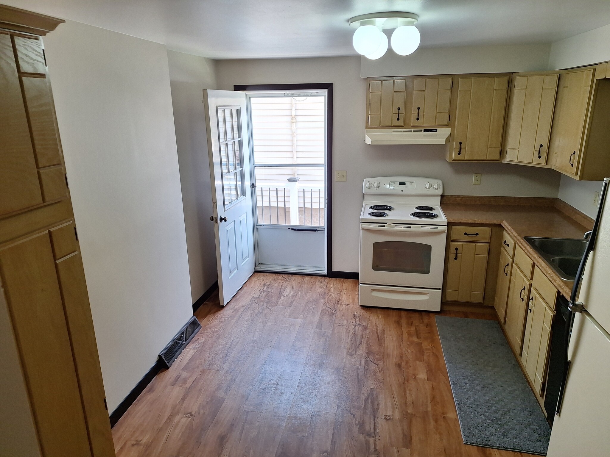 Kitchen - 220 Central Ave