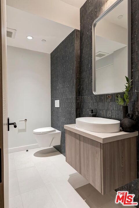 Building Photo - 16879 Mooncrest Dr