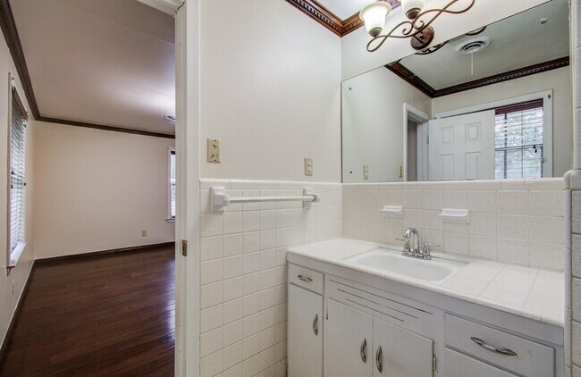 Building Photo - 1722 Front St