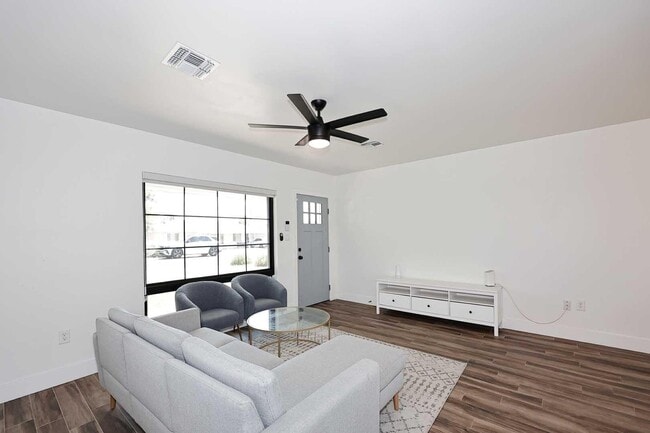 Building Photo - 716 W 11th St