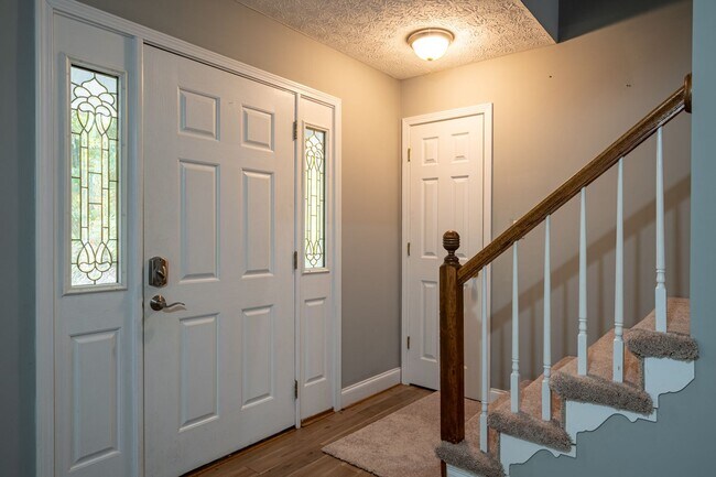 Building Photo - 3 Bedrooms, 2.5 Bathrooms - Home in Silver Creek!