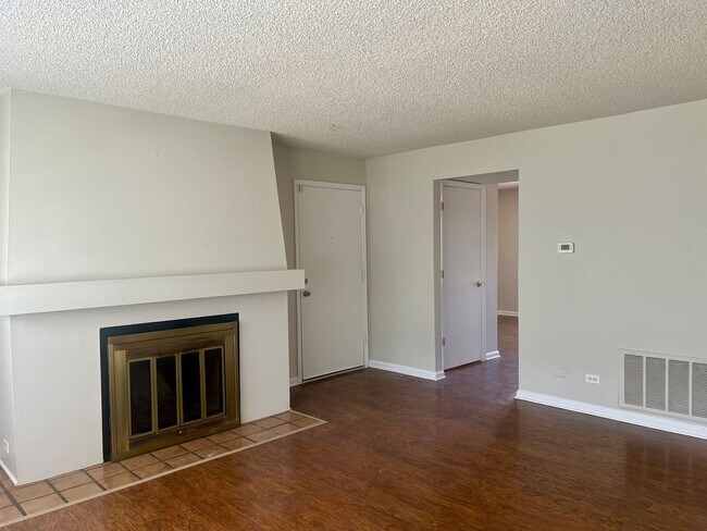 Building Photo - 3 Bedroom available Near Cherry Creek State Park!